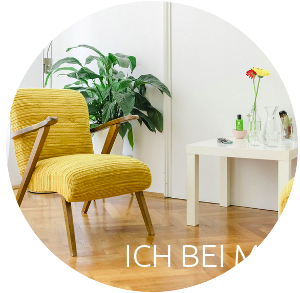 Rundes Bild: Abendsonnengelber Sessel im schlicht eingerichteten Praxisraum. Blumen im Hintergrund. Am kleinen weißen Beistelltisch steht eine Vase mit einer roten und einer gelben Blume. In weißer Schrift steht ICH BEI MIR